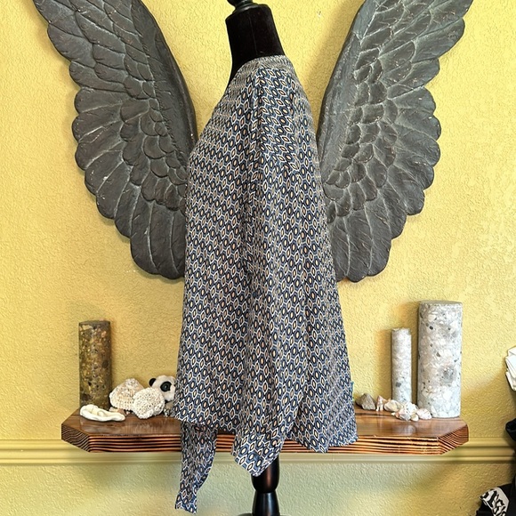 Pleione Button Down Shirt With Front Tie - Picture 6 of 9